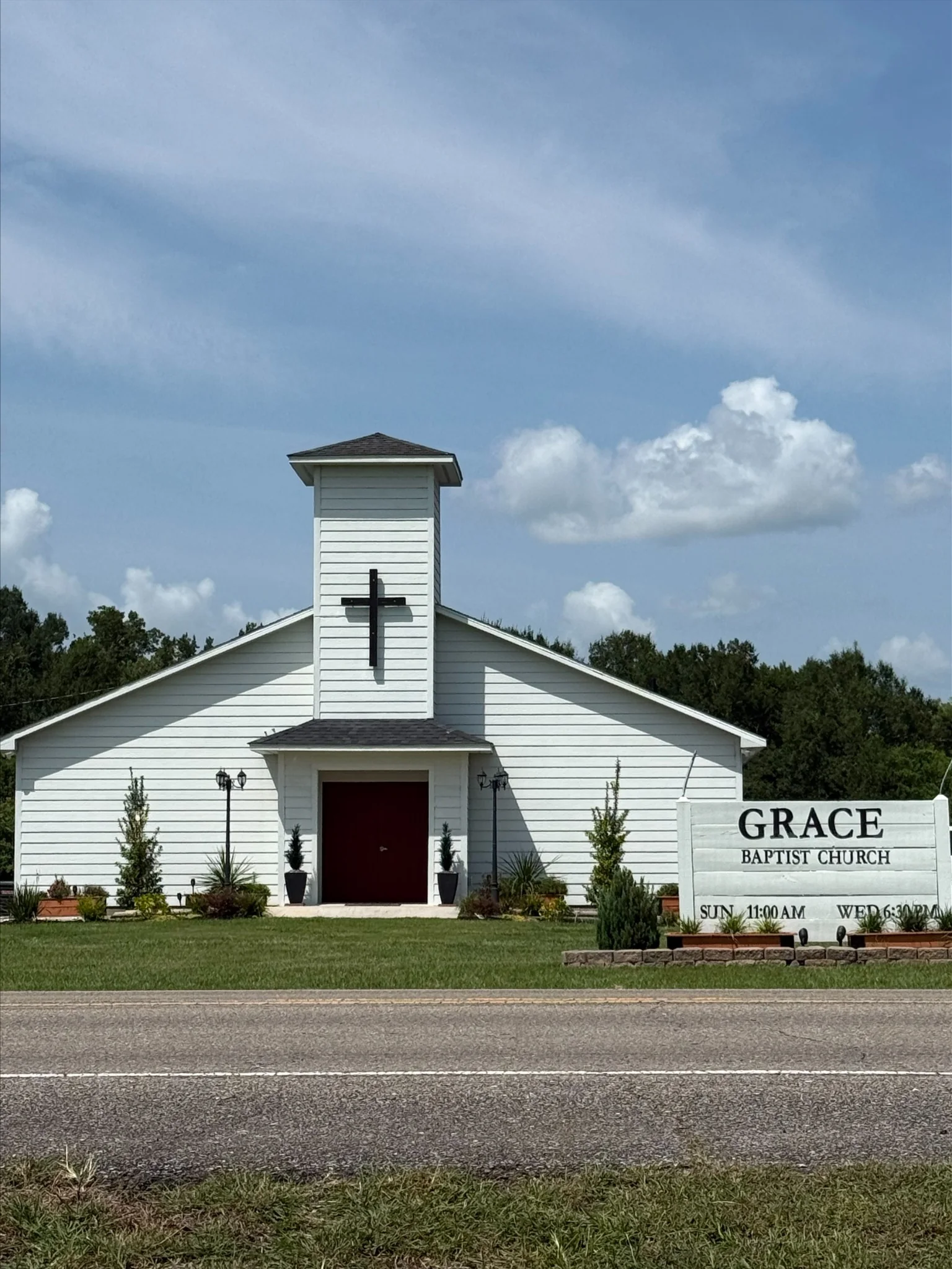 Front exterior of Grace Baptist Church in Houma with the church sign